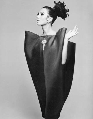 Alberta Tiburzi com vestido envelope de Cristóbal Balenciaga. Harper's Bazaar, Junho de 1967. Foto: Hiro 1967