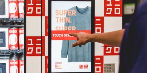 Máquina de venda de camisetas da Uniqlo