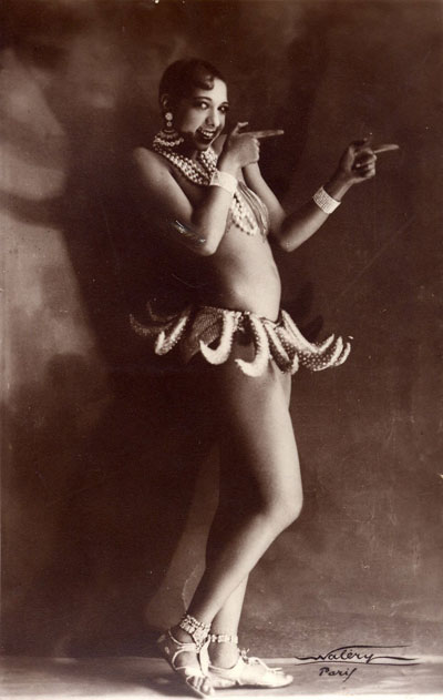 Josephine Baker com a icônica saia de bananas, nos anos 20