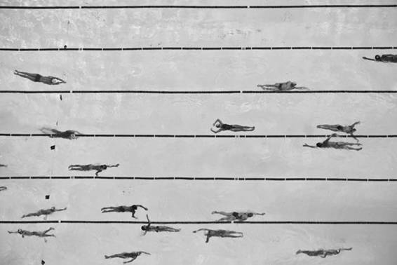 Imagem: foto aérea de Cassio Vasconcellos mostra raias de piscina com nadadores