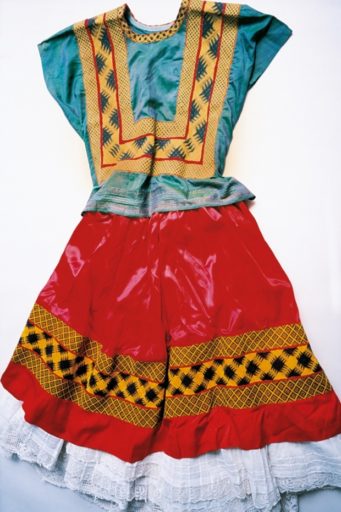 A blusa com estilo corset e saia longa, típicas do estilo de Frida Kahlo. Foto: Ishiuchi Miyako/Michael Hoppen Gallery